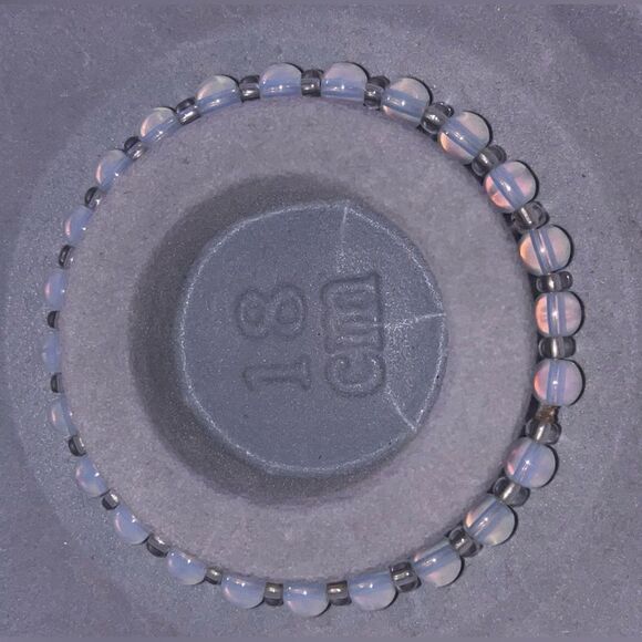 Iridescent glass bead bracelet NWOT - Picture 2 of 7